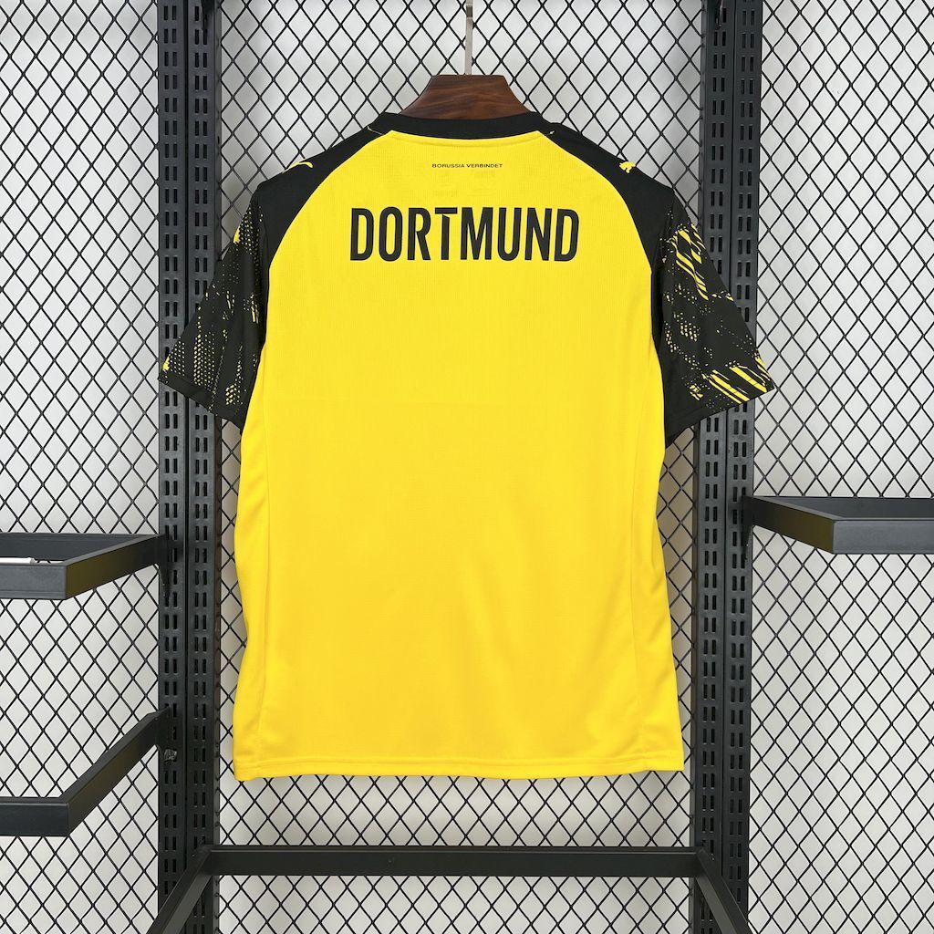 Maillot domicile Dortmund 25/26 de Le 12 -ème Maillot, maillot de football avec logo du club et couleurs traditionnelles.