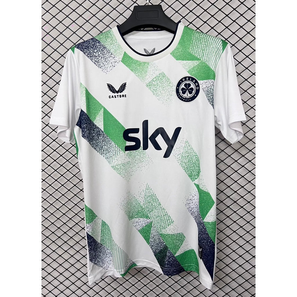 Maillot de rugby blanc Ireland 25/26 de la marque Le 12 -ème Maillot, vue de face, tissu et logo visibles.