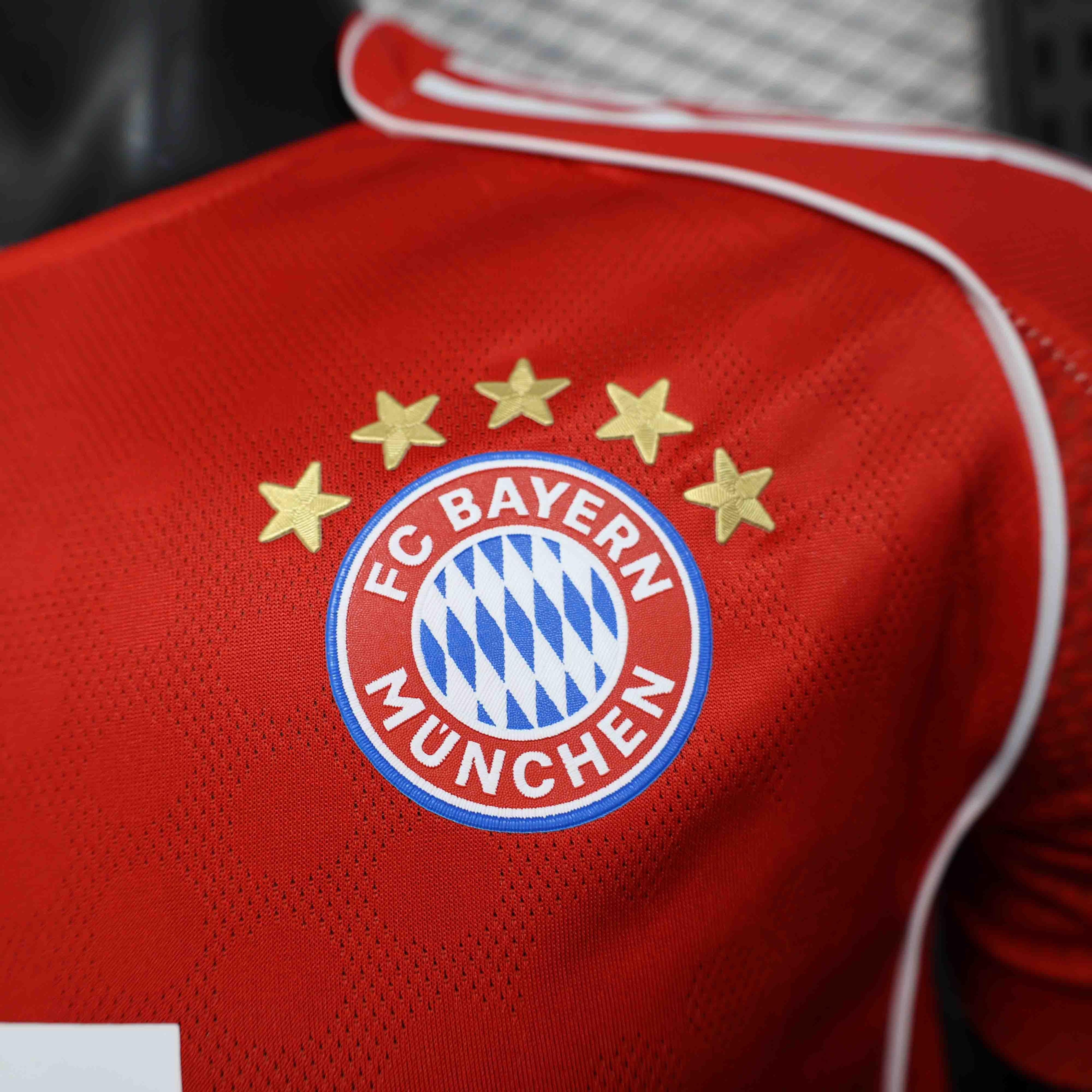 Maillot Bayern Munich 2025-26 de Le 12 -ème Maillot, vue de face avec logo et détails du design sportif.