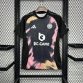 Maillot Leicester City 2024-25 de la marque Le 12 -ème Maillot, vue de face avec logo et détails du design.