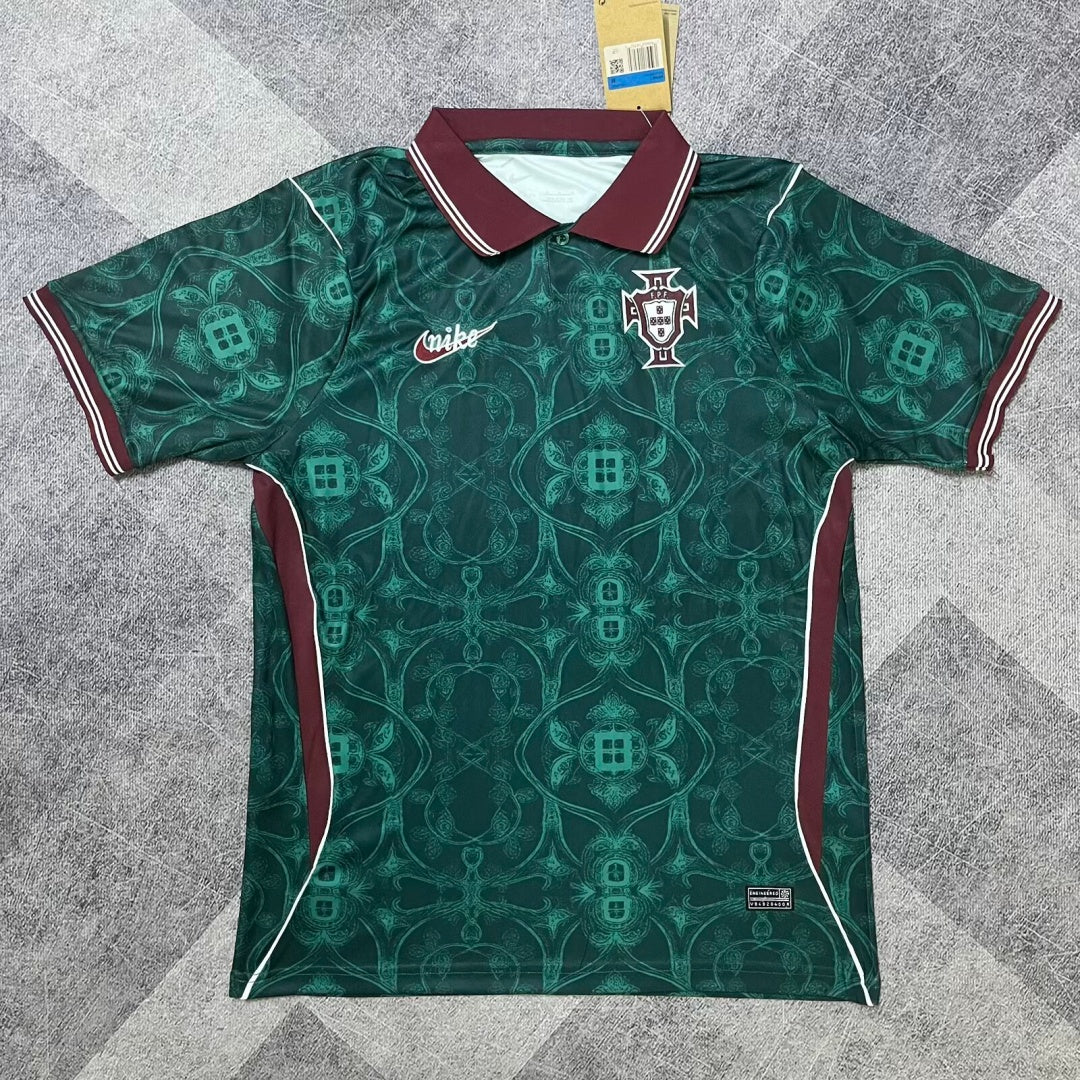 Maillot de football Portugal 25/26 de la marque Le 12 -ème, maillot spécial polo avec logo Portugal visible.