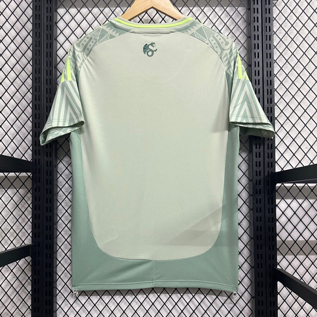 Maillot extérieur 2024 Mexique Le 12, maillot de football avec logo et design aux couleurs nationales.