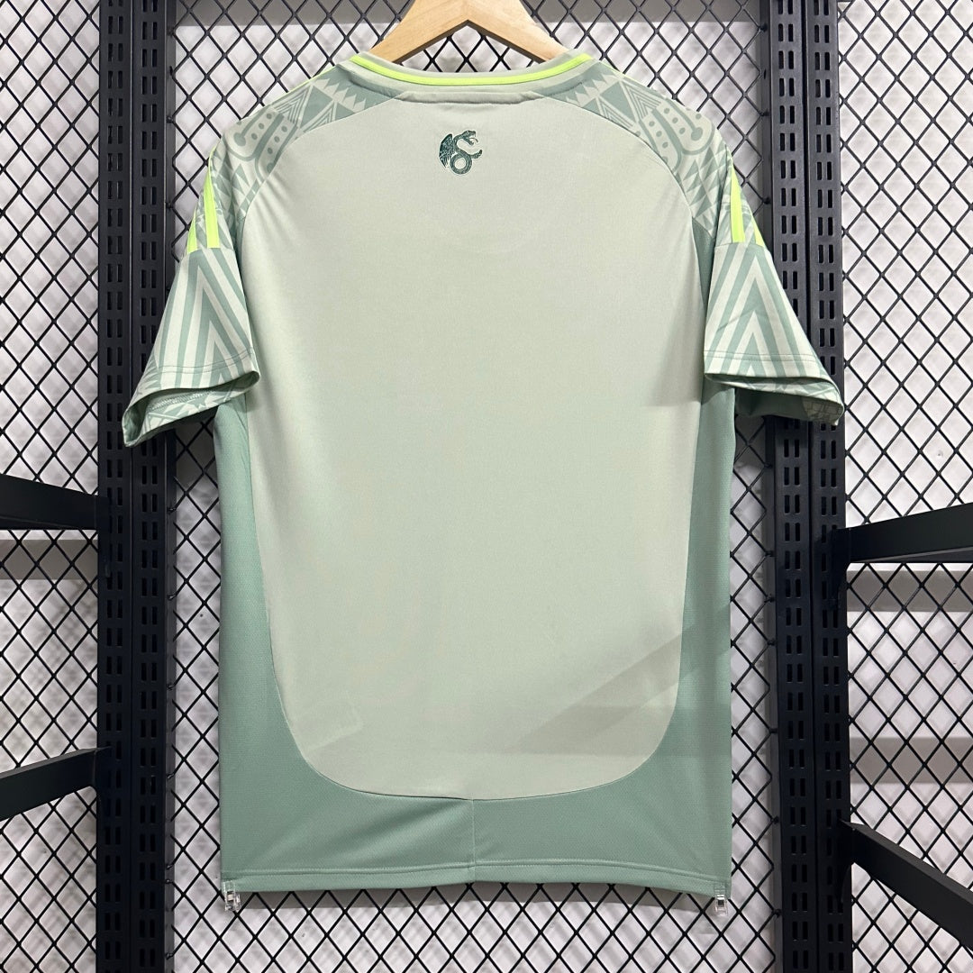 Maillot extérieur 2024 Mexique Le 12, maillot de football avec logo et design aux couleurs nationales.