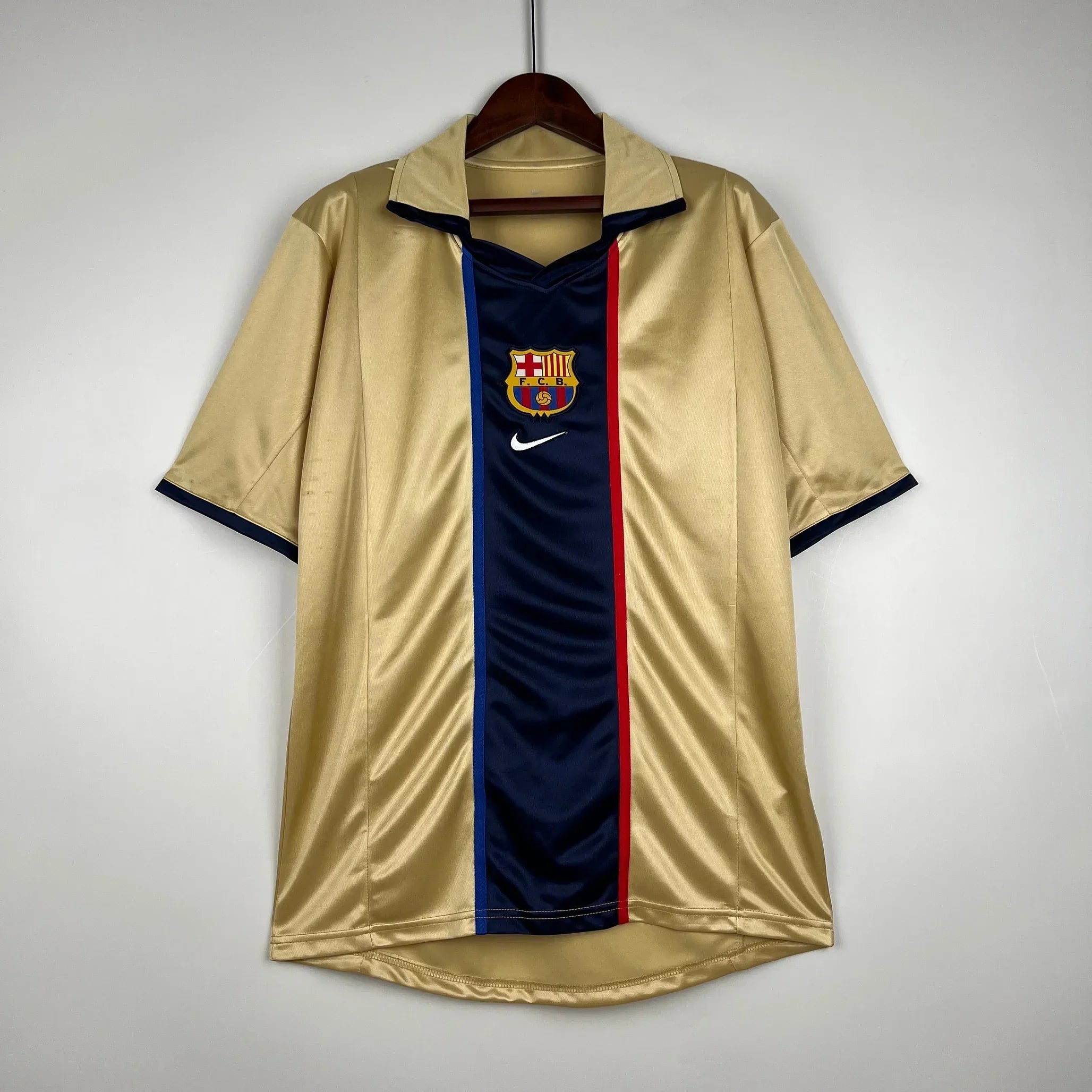 Maillot rétro FC Barcelone 2002 Le 12 -ème Maillot, maillot de football bleu et grenat avec logo et détails du club.