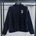 Veste coupe-vent réversible Juventus Le 12 -ème Maillot, doublure noire et logo Juventus visible, tissu léger et résistant
