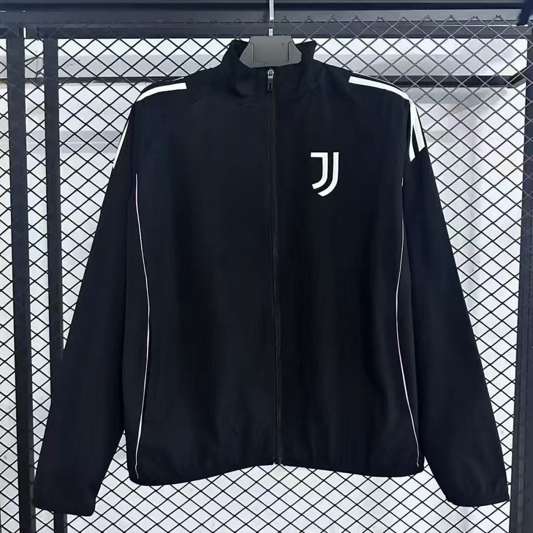 Veste coupe-vent réversible Juventus Le 12 -ème Maillot, doublure noire et logo Juventus visible, tissu léger et résistant