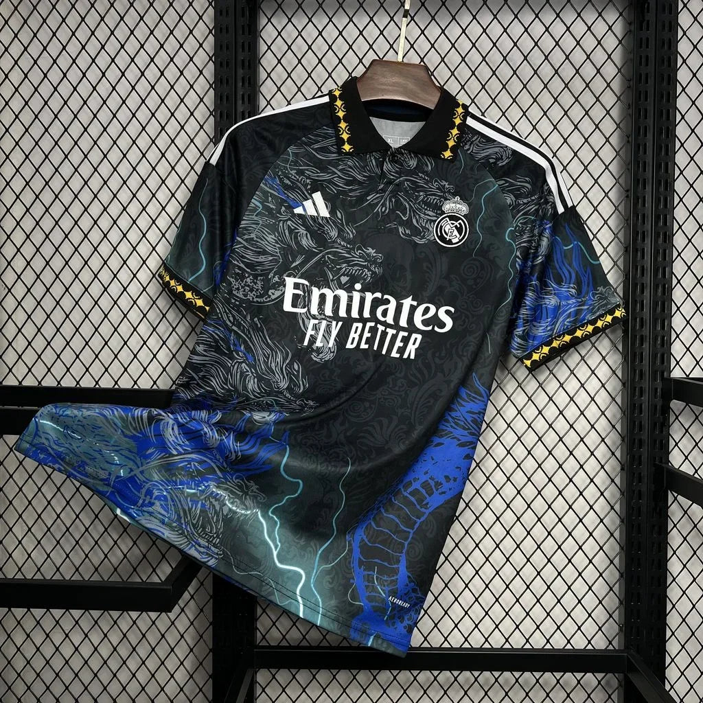 Maillot Real Madrid foot concept 2024 2025 de Le 12 -ème Maillot, vue de face avec logo et design sportif.