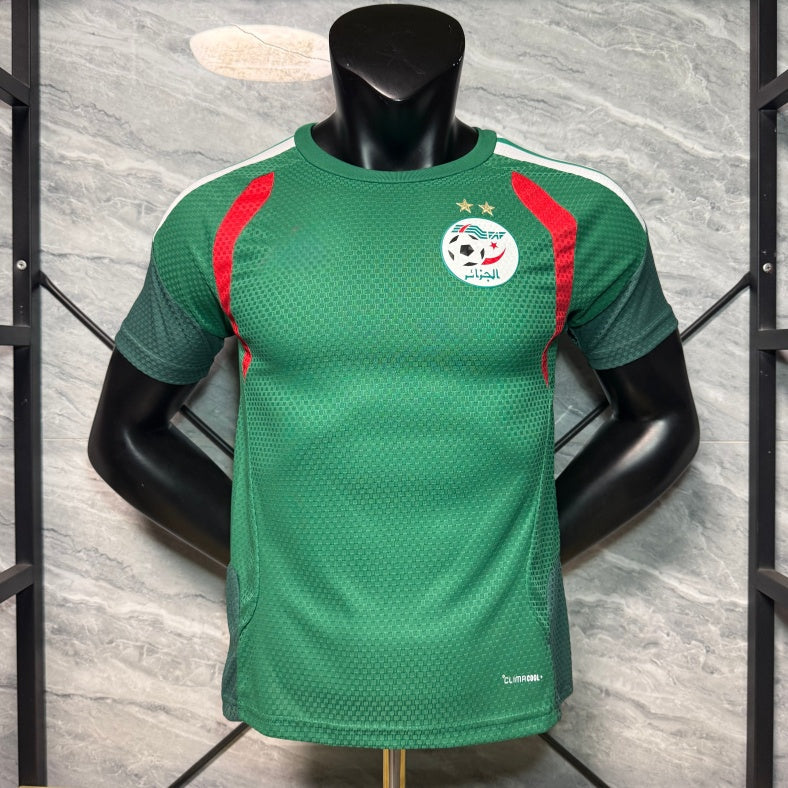 Maillot de football Le 12 -ème Maillot pour enfant 25/26 Algeria Spécial player vert, vue de face, détails du maillot.