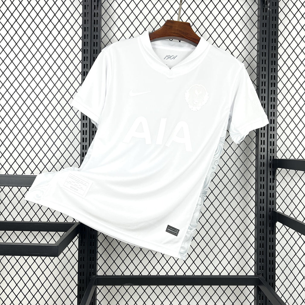 Maillot Tottenham Concept 2026-27 de Le 12 -ème Maillot, maillot de football avec logo et détails de l'équipe.