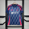 Maillot extérieur Nottingham Forest 2024-25, Le 12 -ème Maillot, vue de face avec logo et détails de l'équipe.