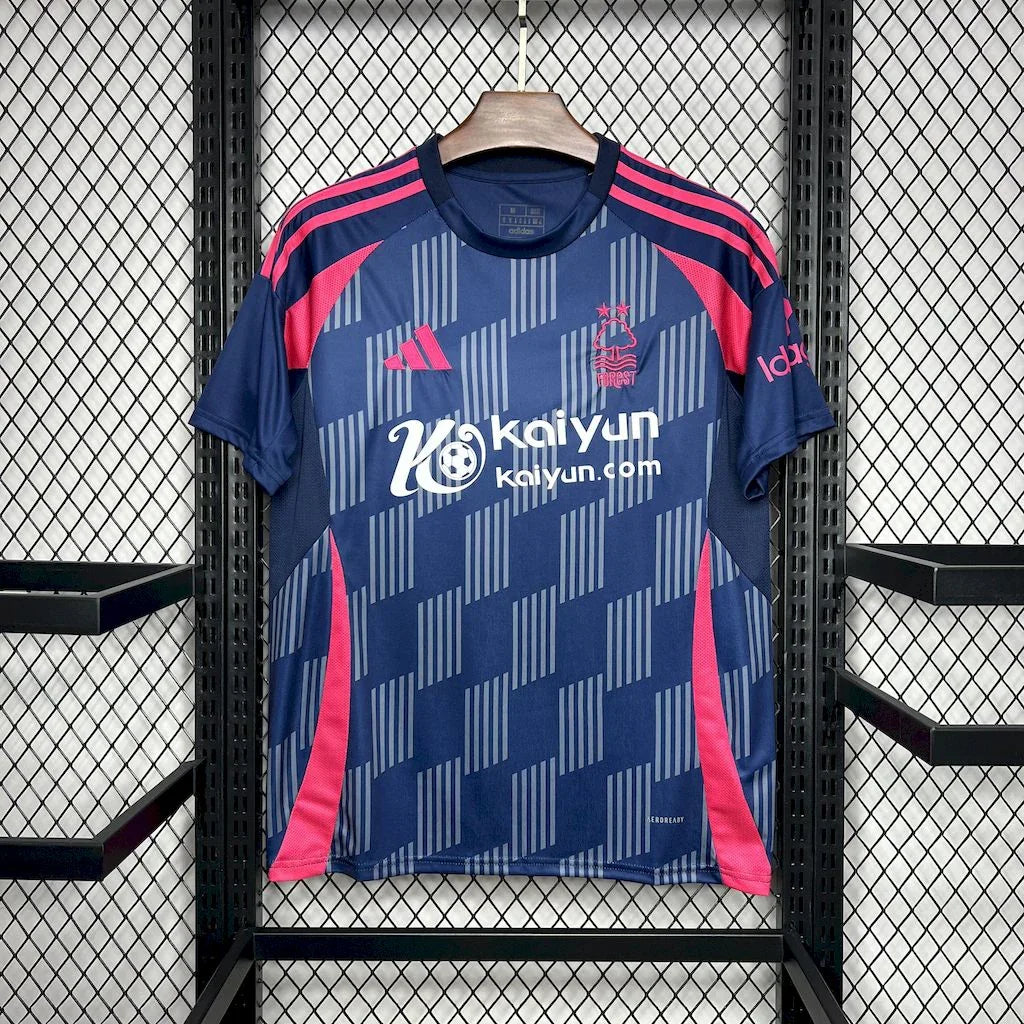 Maillot extérieur Nottingham Forest 2024-25, Le 12 -ème Maillot, vue de face avec logo et détails de l'équipe.