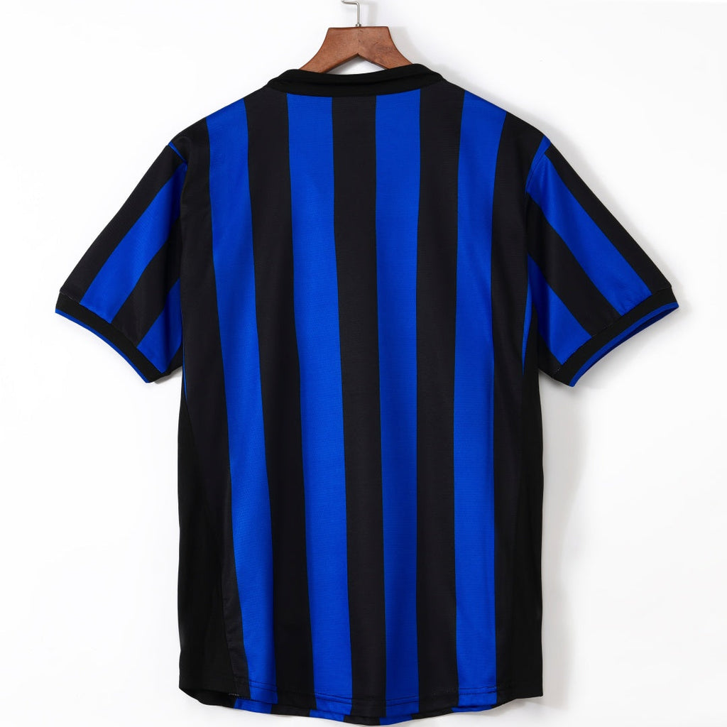 Maillot domicile rétro de l'Inter Milan 1998-1999, marque Le 12-ème Maillot, vue de face, détails du design bleu et noir.