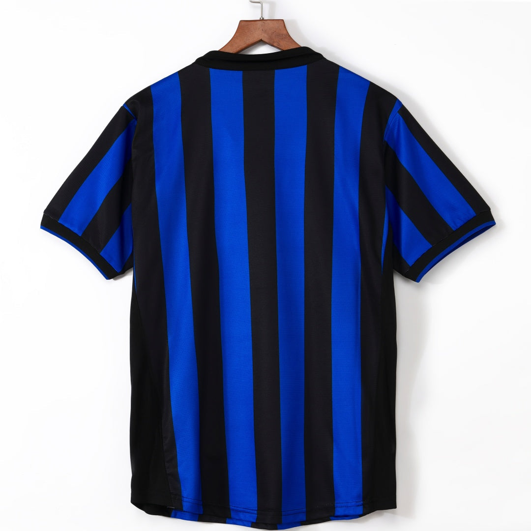 Maillot domicile rétro de l'Inter Milan 1998-1999, marque Le 12-ème Maillot, vue de face, détails du design bleu et noir.