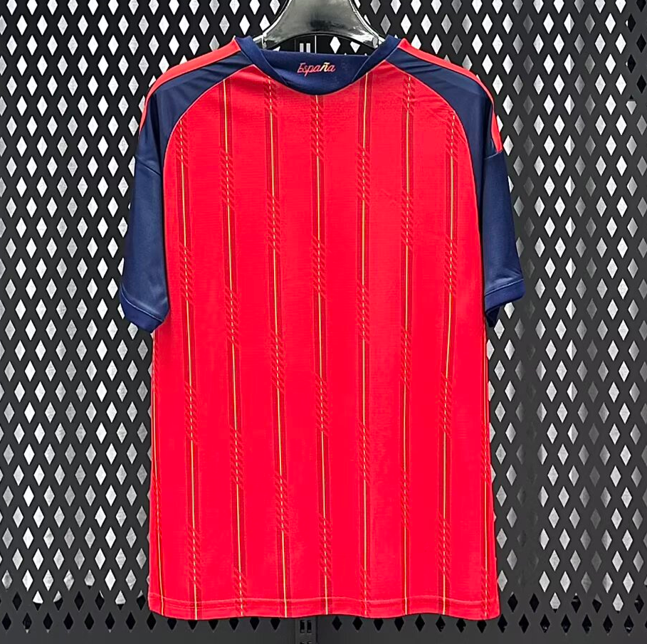 Maillot domicile Espagne 25/26 de Le 12-ème Maillot, maillot de football avec couleurs rouges et jaunes, logo de l'équipe visible.