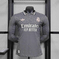Maillot manches longues Real Madrid 2024-25 Le 12 -ème Maillot, logo et détails du maillot de football blanc avec accents bleus