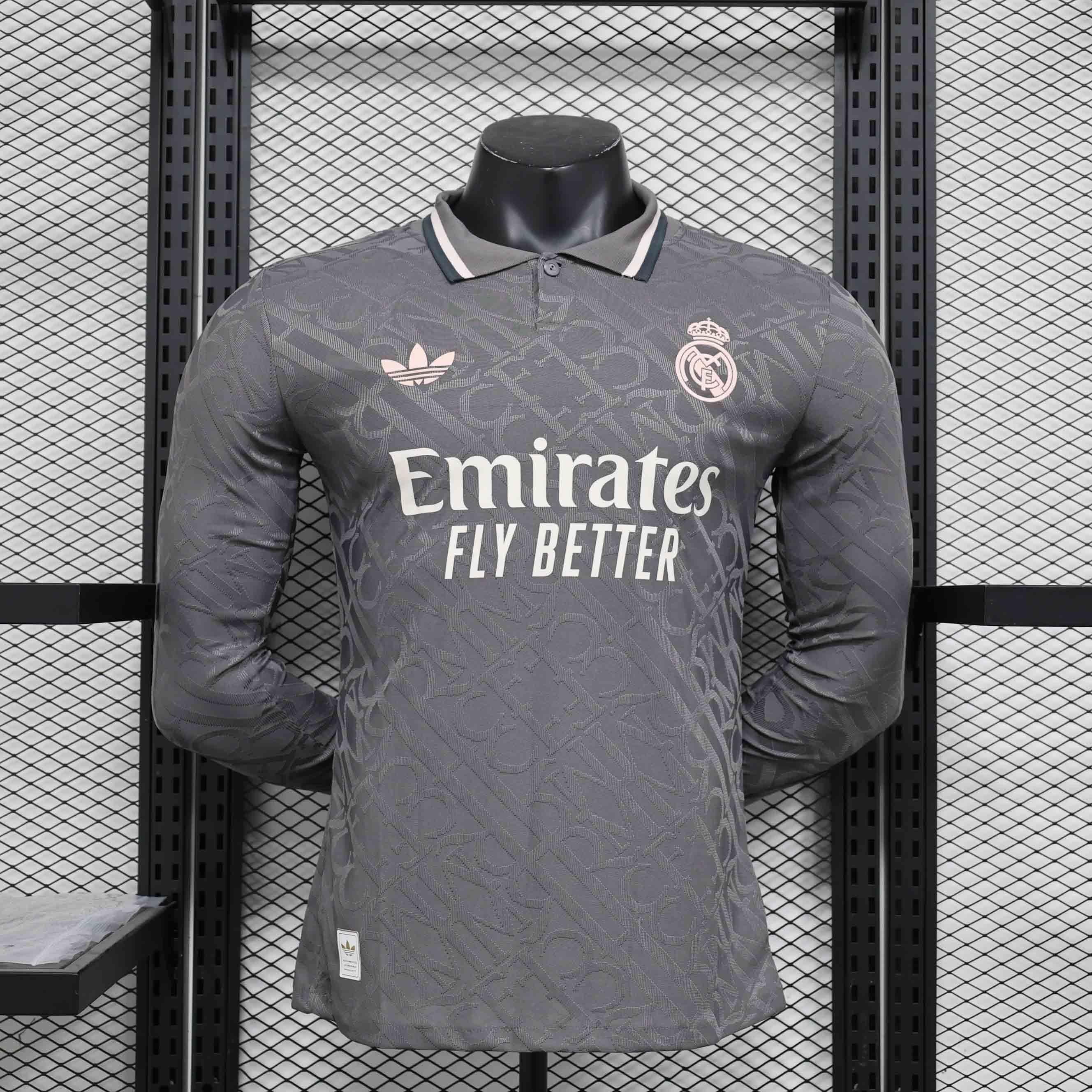 Maillot manches longues Real Madrid 2024-25 Le 12 -ème Maillot, logo et détails du maillot de football blanc avec accents bleus