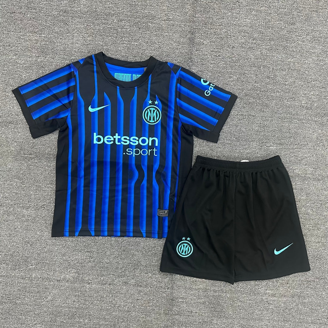 Ensemble enfant Inter Milan domicile, maillot et short, logo Le 12 -ème Maillot, couleurs bleues et noires.