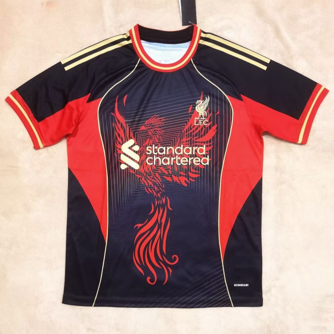 Maillot de football Liverpool 25/26 rouge Le 12 -ème Maillot avec logo Eagle, vue frontale, tissu léger et détails du maillot.