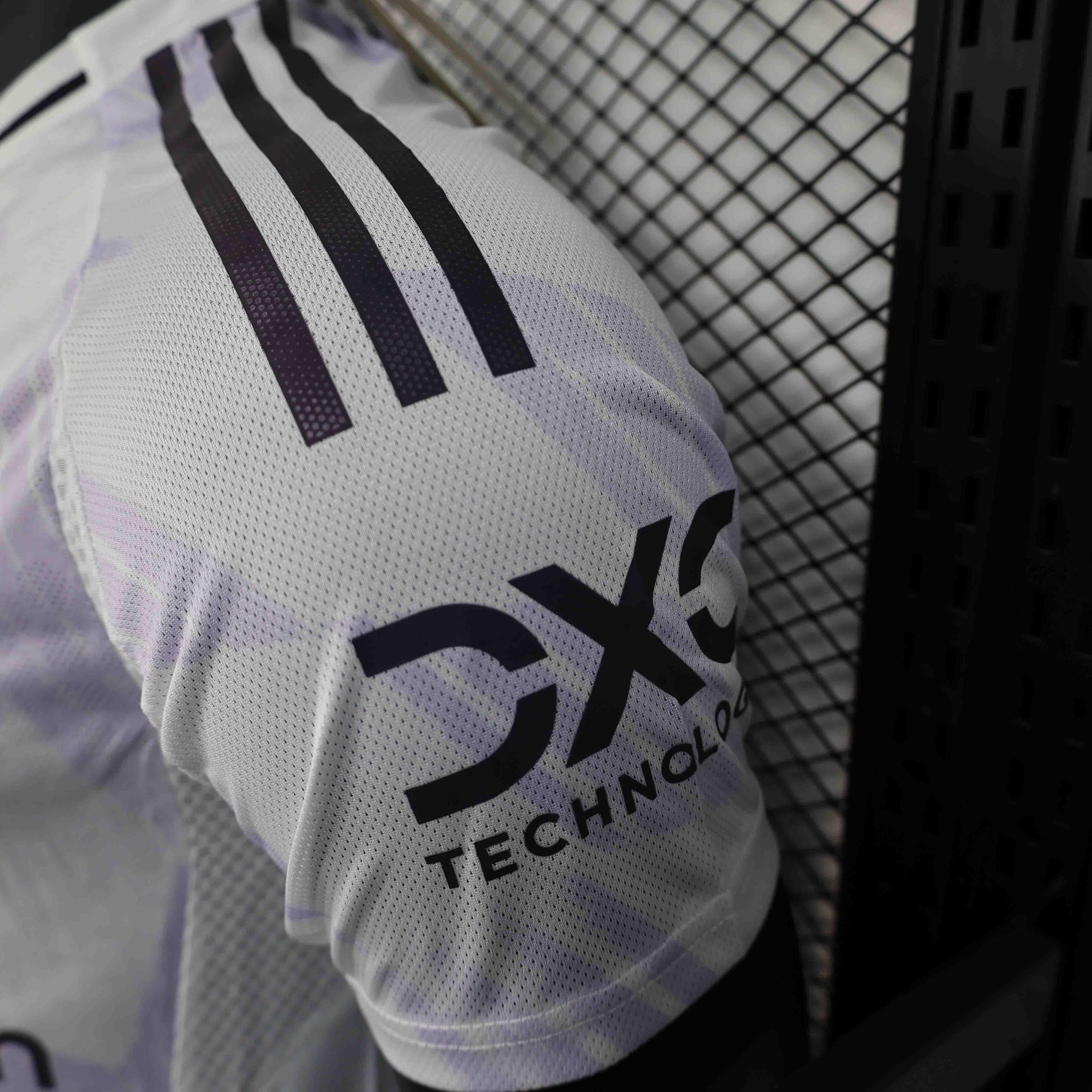 Maillot extérieur Manchester United 2025-26 Le 12 -ème Maillot, vue front avec logo et détails du maillot de football.