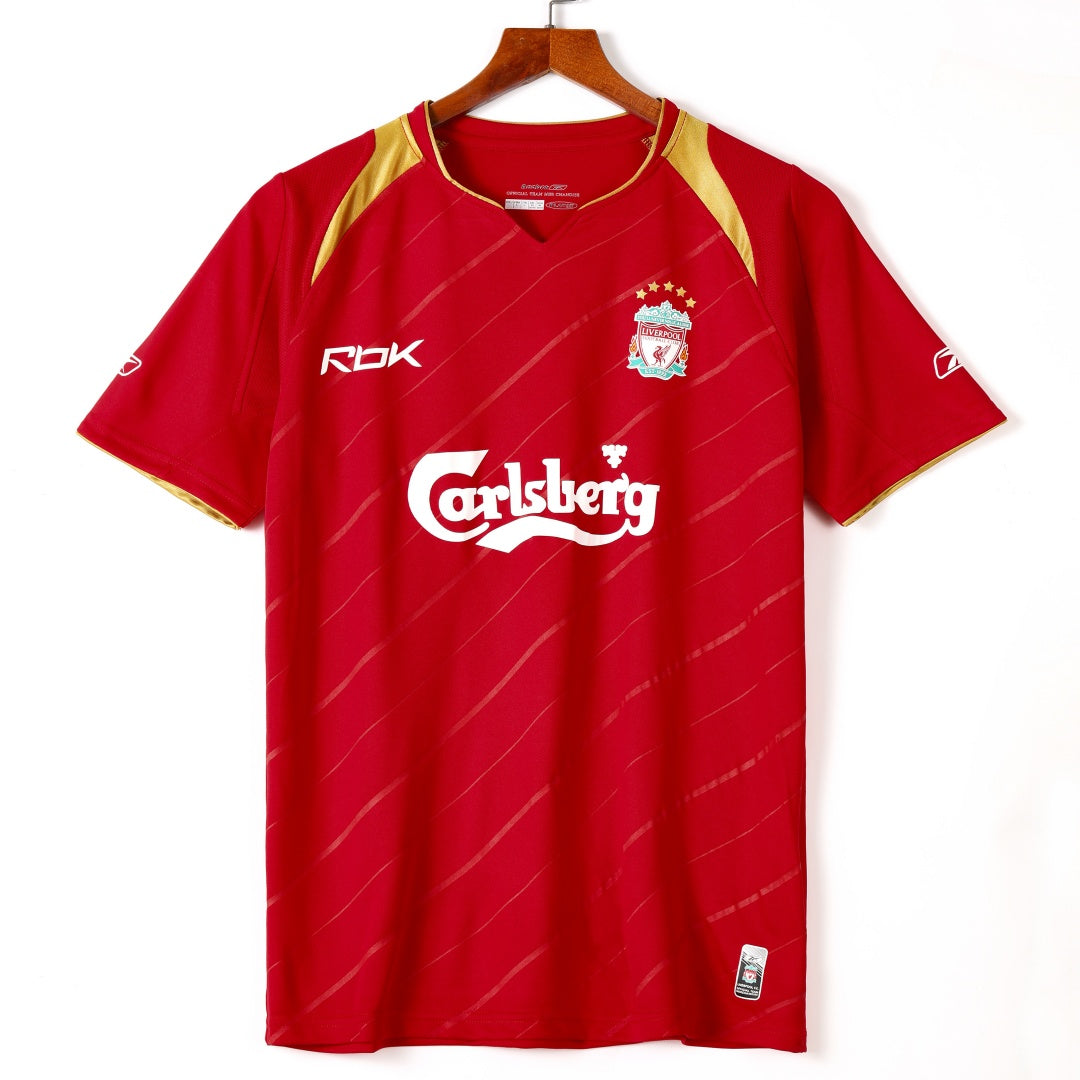 Maillot domicile rétro Liverpool 2005-2006 Le 12-ème Maillot, maillot de football avec logo et détails classiques.