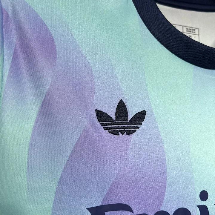 Maillot Arsenal Third 2024/25 de Le 12 -ème Maillot, maillot de football avec logo Arsenal et design moderne, vue de face.