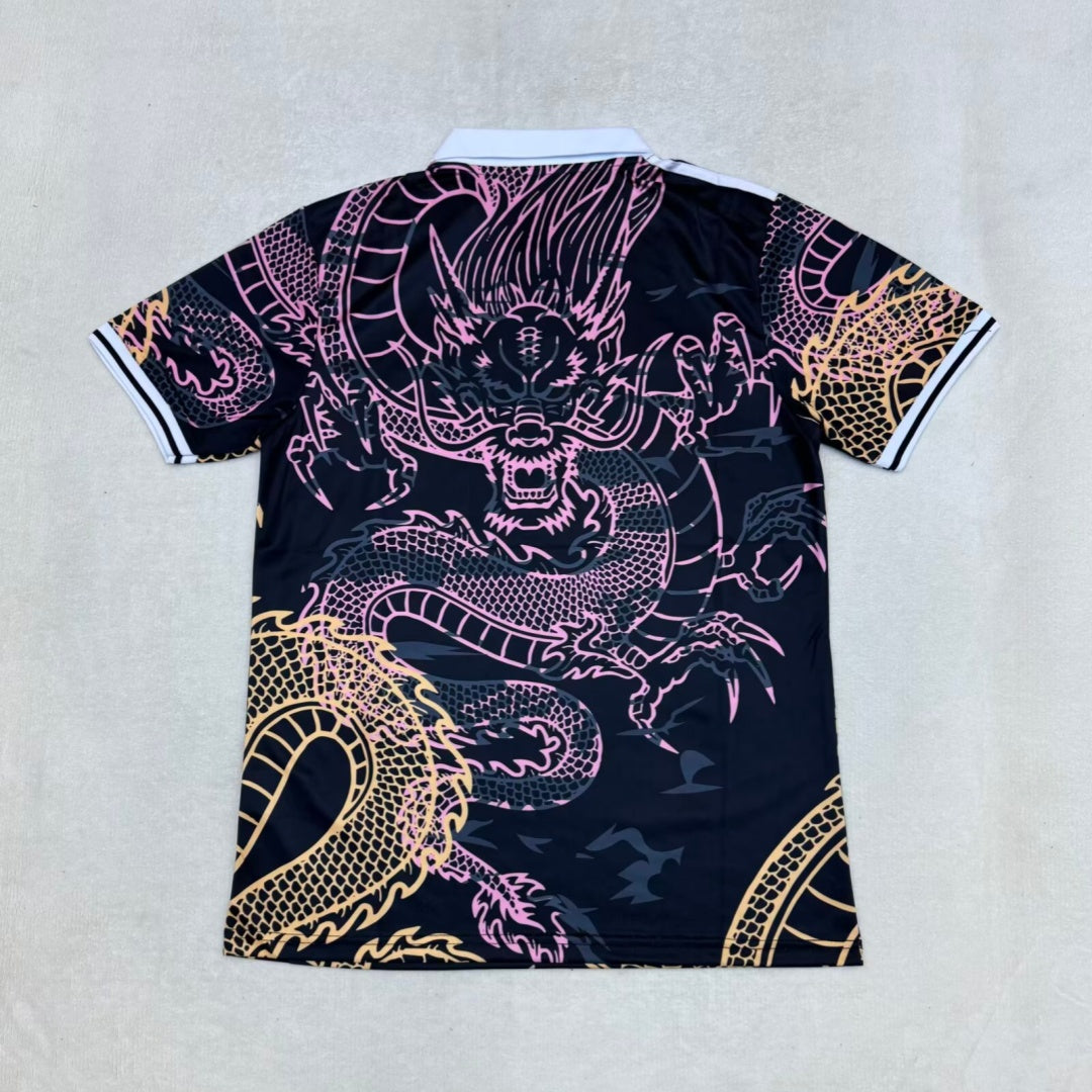 Maillot de football Real Madrid 25/26 Spécial black Dragon Z de Le 12 -ème Maillot, vue du devant avec logo et design noir