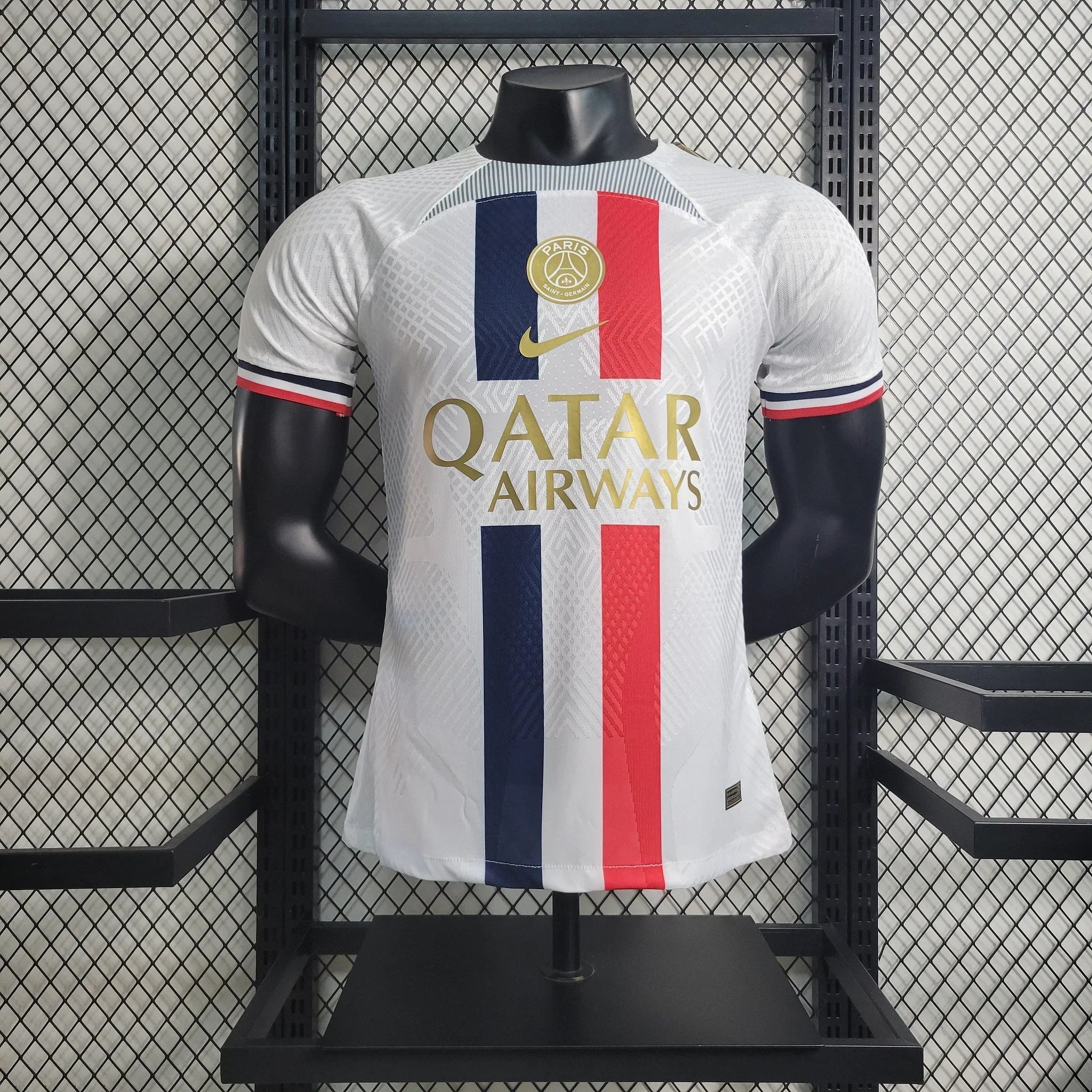 Maillot Le 12 -ème Maillot Paris 2023-2024 Concept, design moderne, couleurs vives, vue frontale du maillot de football.