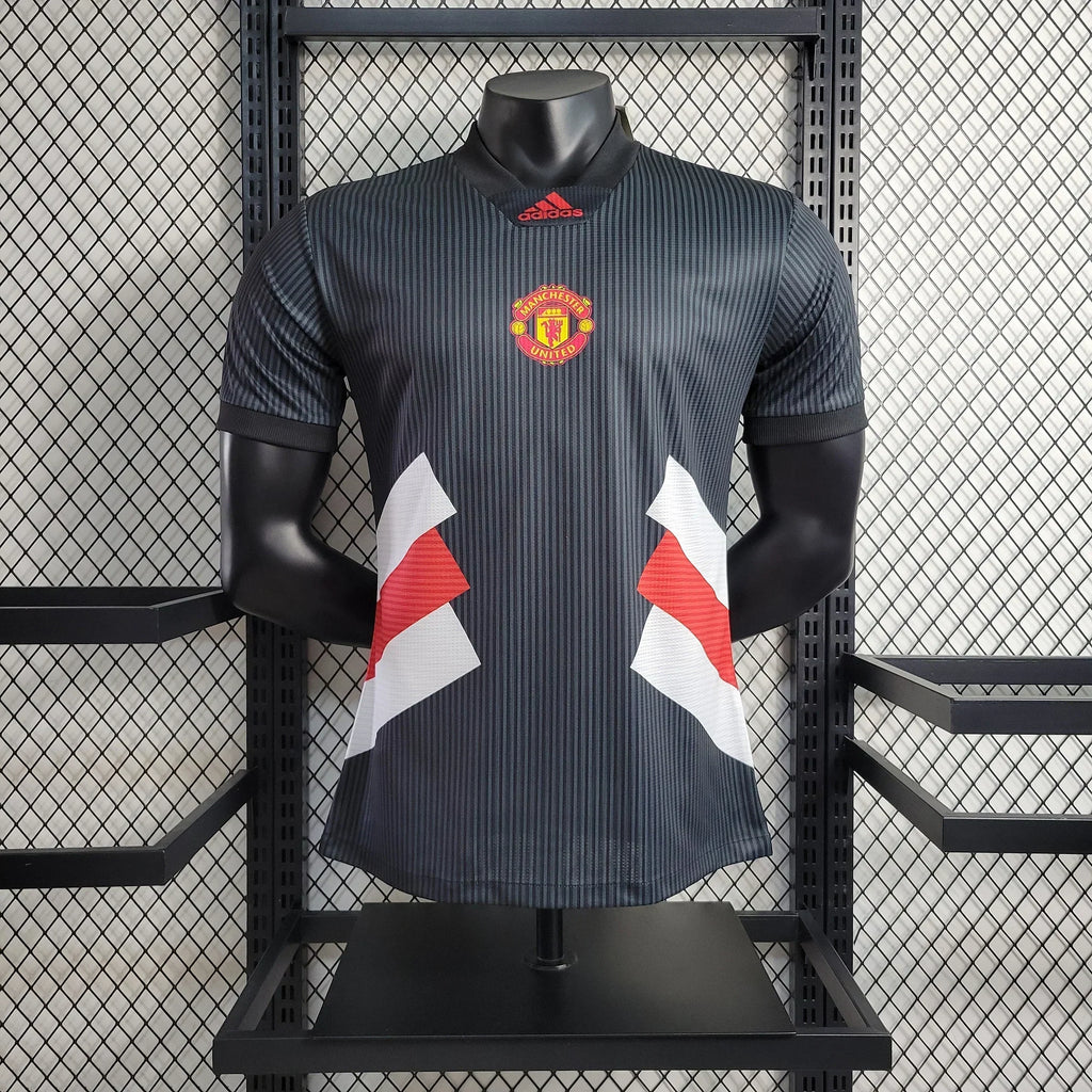 Maillot Manchester United Le 12 -ème 2023 2024, maillot de football rouge avec logo du club, vue de face.