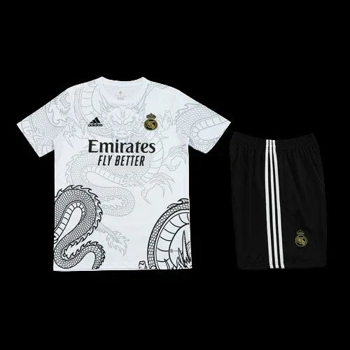 Ensemble Réal Madrid Le 12 -ème Maillot, maillot de football blanc avec logo et détails bleus et roses, devant un fond neutre.