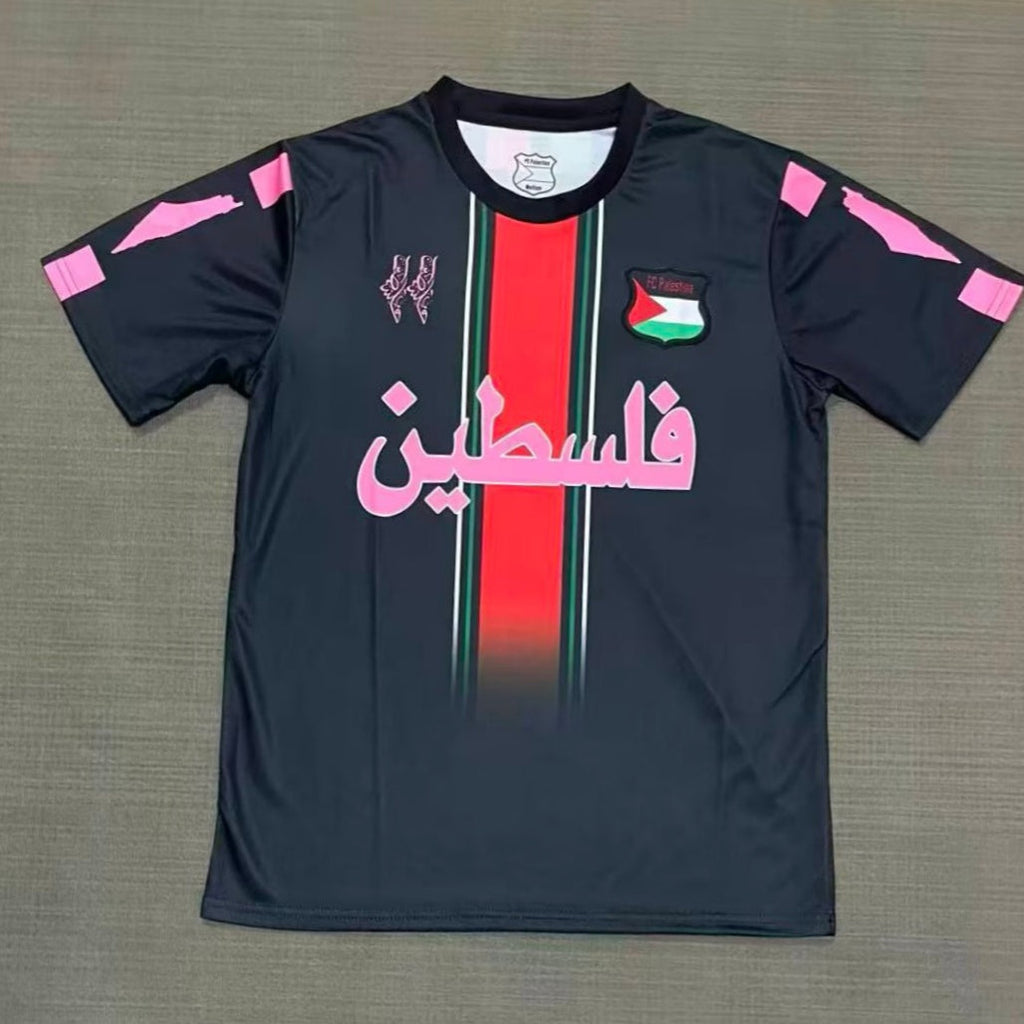 Maillot de football noir Le 12 -ème Maillot FC 25/26 FC Filastin, design sportif avec logo et détails en noir.