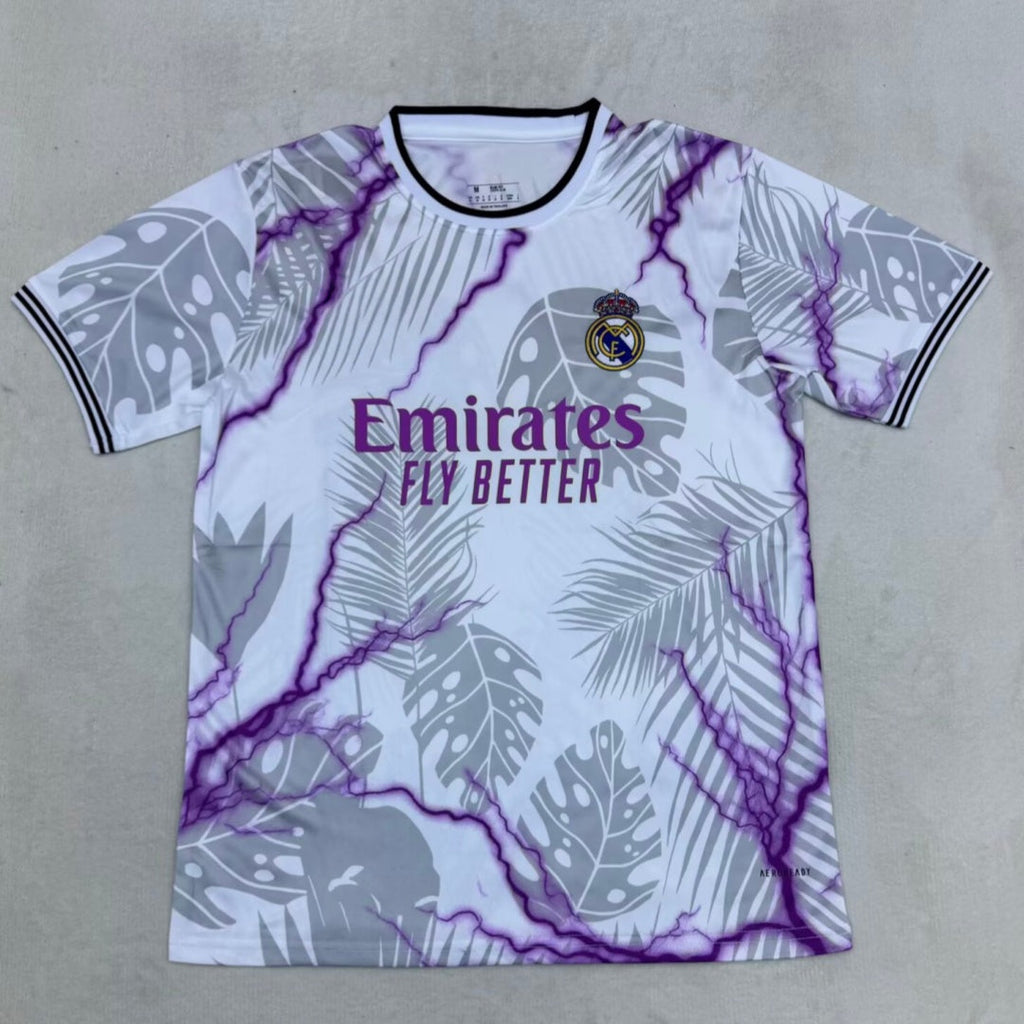 Maillot 25/26 de Real Madrid de style violet, marque Le 12-ème Maillot, vue avant du maillot de football.