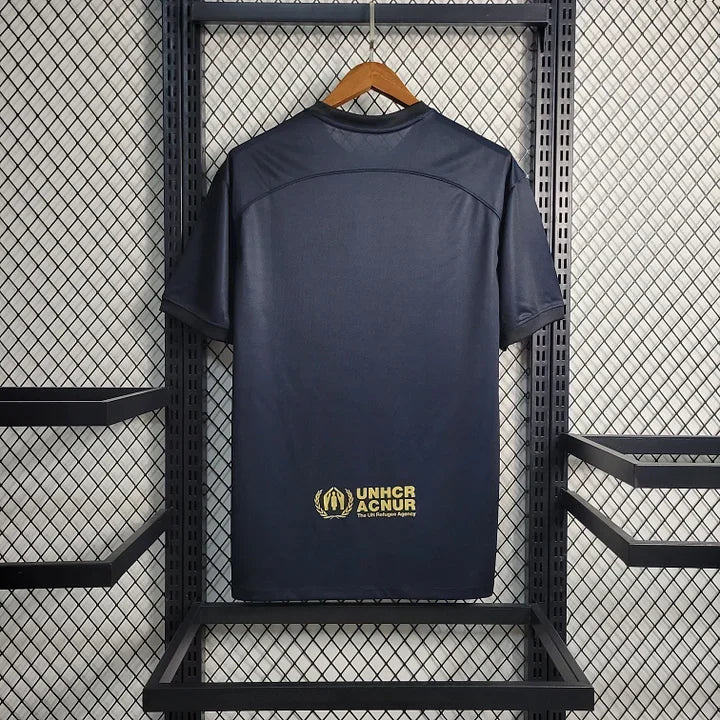 Maillot Barcelone 2022 2023 Le 12 -ème Maillot, maillot de football avec logo du FC Barcelone, détails de la tenue.