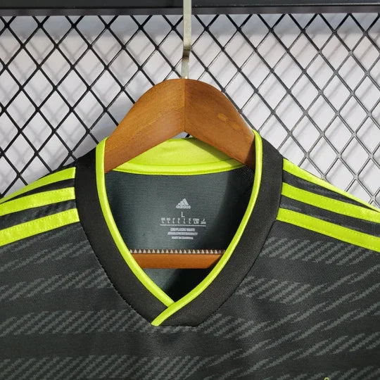 Maillot third du Real Madrid 2023-2024 par Le 12 -ème Maillot, vue du devant avec logo et design distinctif.