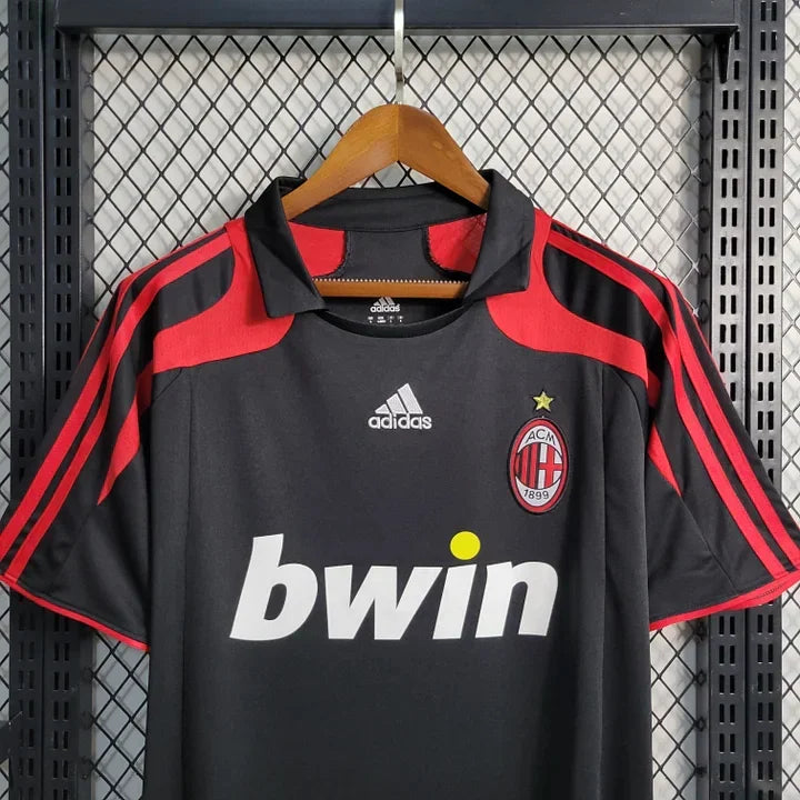 Maillot rétro AC Milan 2007-2008, Le 12 -ème Maillot, maillot de football avec logo et détails historiques, vue de face.