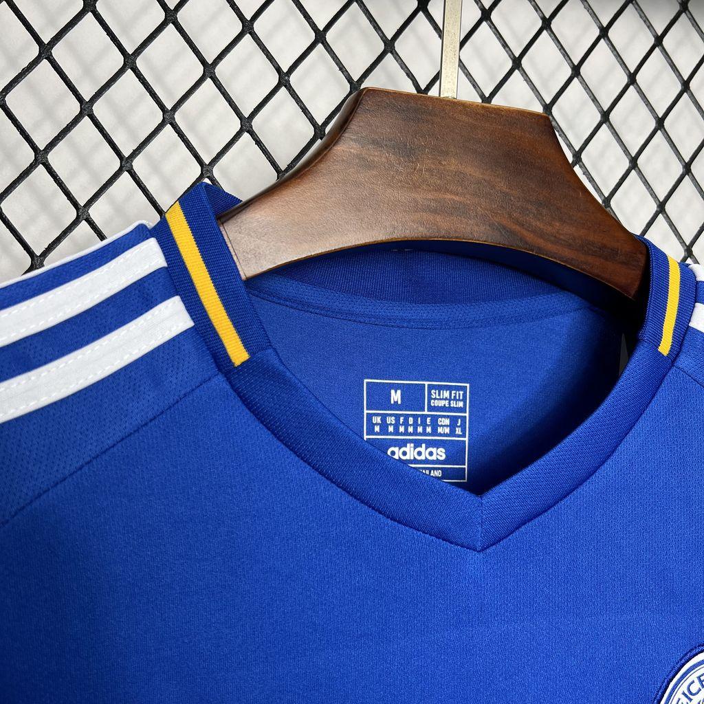 Maillot Leicester City 2024-25 de la marque Le 12-ème Maillot, vue de face avec logo et détails du maillot de football.