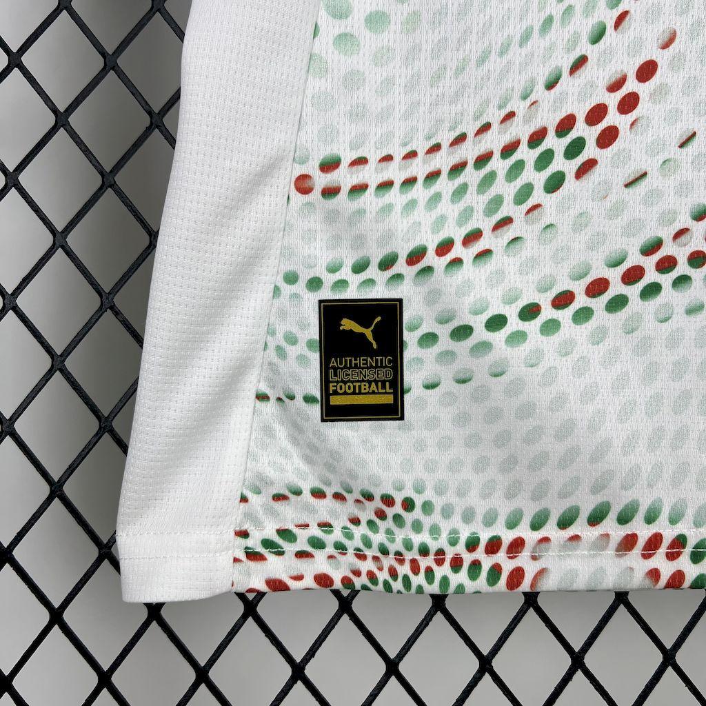 Maillot extérieur féminin du Portugal 2025, marque Le 12 -ème Maillot, en tissu blanc avec détails rouges et verts.