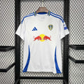 Maillot Leeds United 2024-25 Le 12-ème Maillot, maillot de football blanc avec logo de Leeds United et détails bleus.