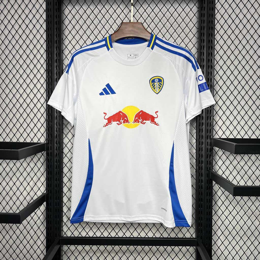 Maillot Leeds United 2024-25 Le 12-ème Maillot, maillot de football blanc avec logo de Leeds United et détails bleus.