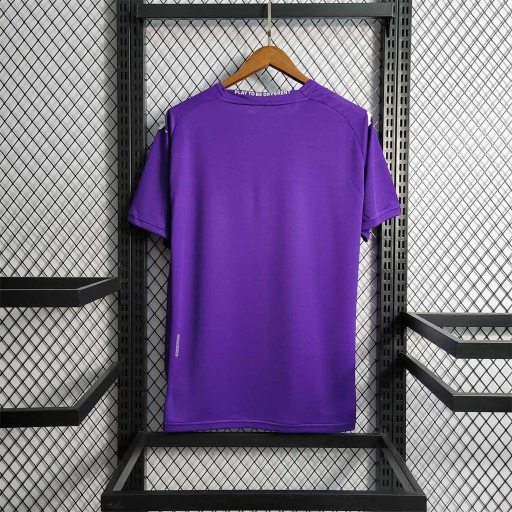 Maillot Fiorentina 2023-24 de la marque Le 12 -ème Maillot, vue de face, détails du design violet et blanc du maillot de football.