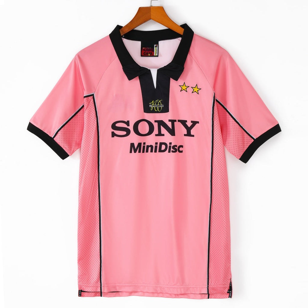Maillot extérieur Juventus 1997-1998 rétro, de la marque Le 12, avec logo et design emblématique sur fond blanc et noir.