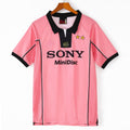 Maillot extérieur Juventus 1997-1998 rétro, de la marque Le 12, avec logo et design emblématique sur fond blanc et noir.