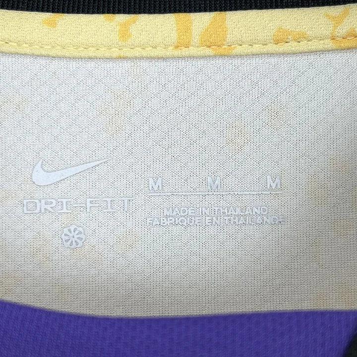Maillot extérieur FC Barcelone 2025-2026 Le 12-ème Maillot avec logo Kobe Bryant Mamba, tissu sportif bleu et blanc.