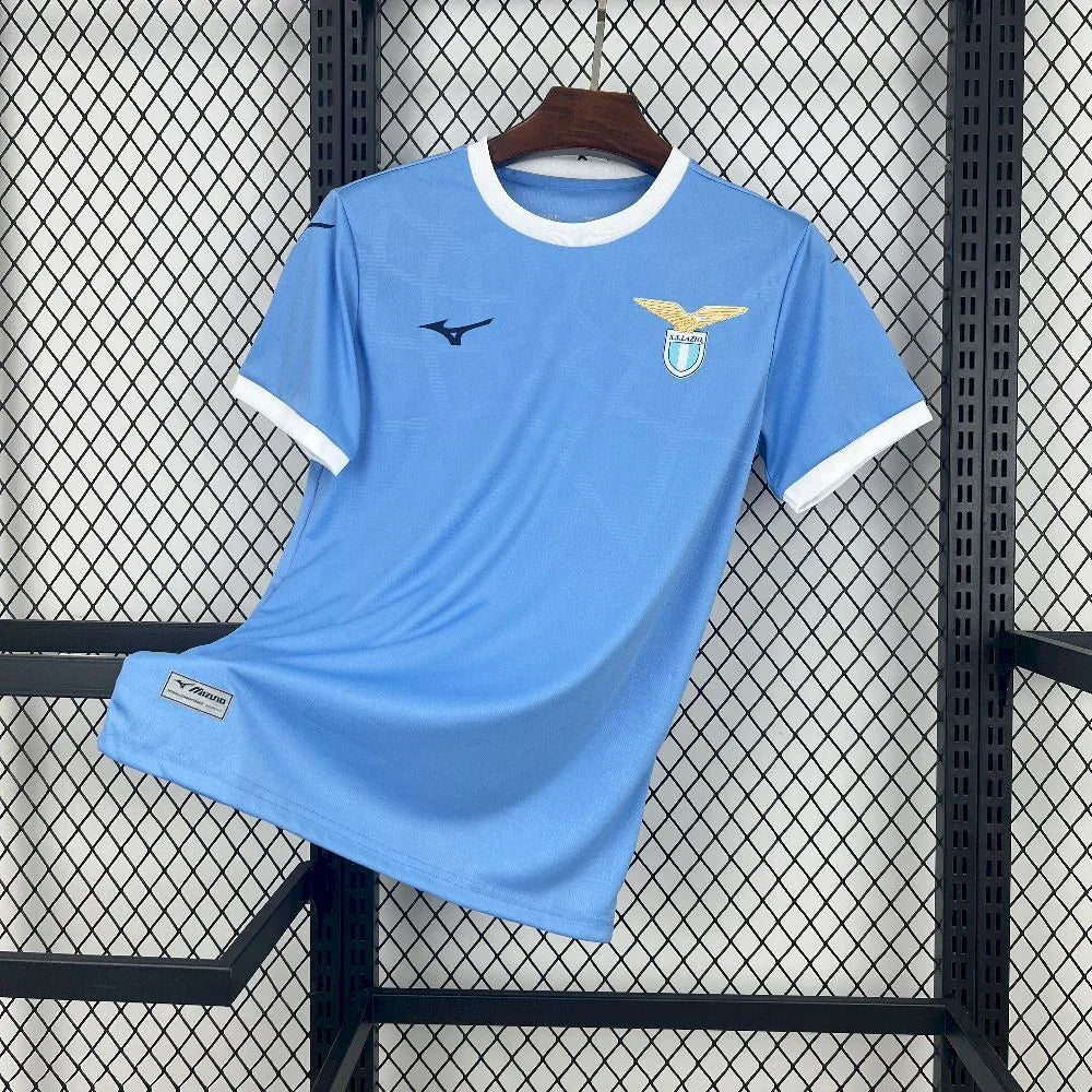 Maillot Lazio 2025-26 de la marque Le 12 -ème Maillot, vue front avec logo et détails en bleu et blanc.