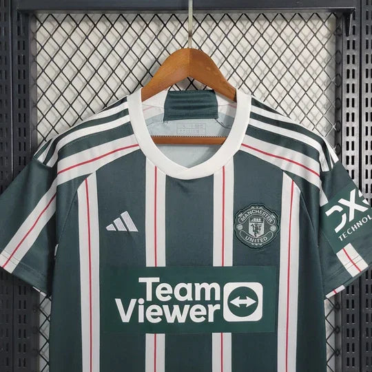 Maillot extérieur Manchester United saison 2023-2024, marque Le 12 -ème Maillot, avec logo du club visible en détail.