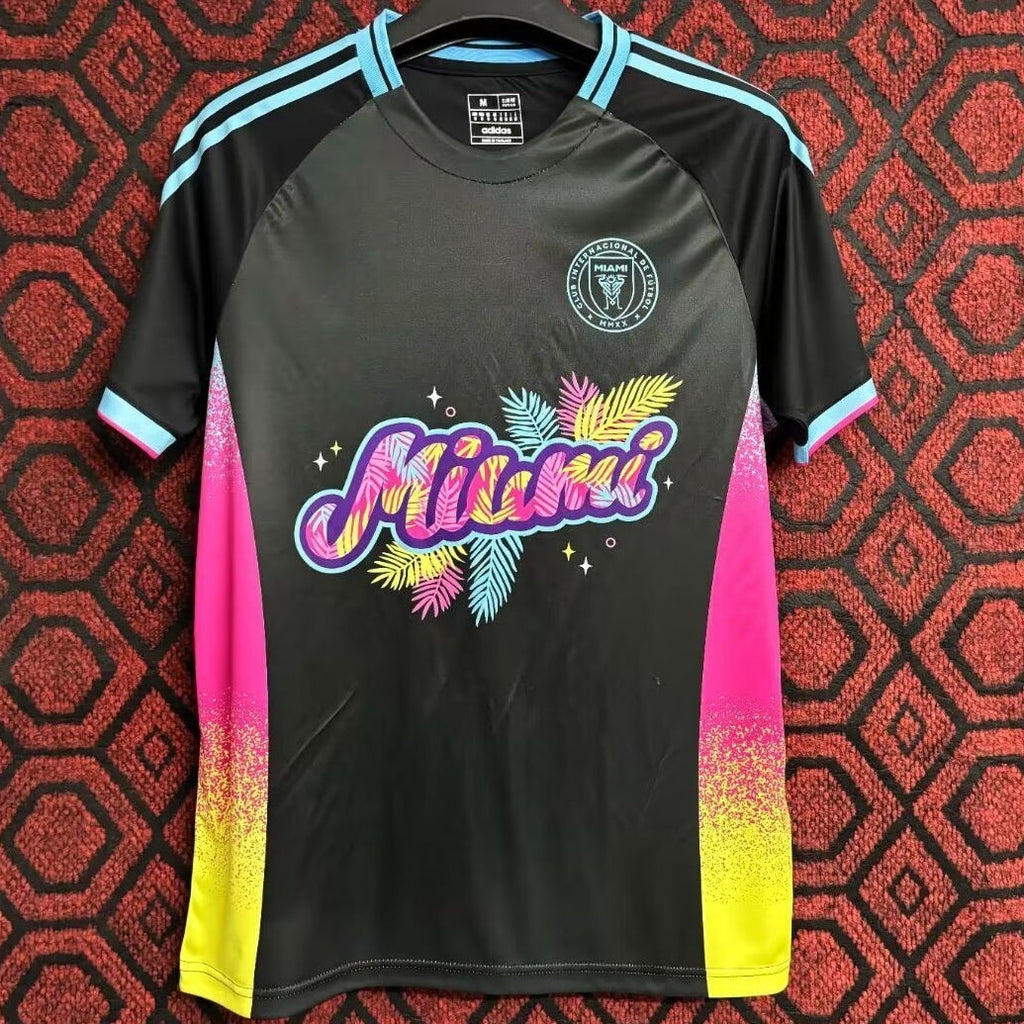Maillot de football Inter Miami 25/26 Le 12 -ème Maillot, noir, avec logo de l'équipe et détails de design.