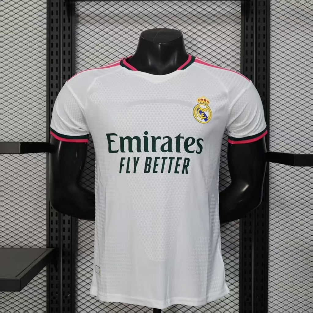 Maillot domicile Real Madrid 26/27 de Le 12 -ème Maillot, porté par un joueur, en blanc avec logo du club sur la poitrine.