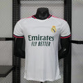 Maillot domicile Real Madrid 26/27 de Le 12 -ème Maillot, porté par un joueur, en blanc avec logo du club sur la poitrine.