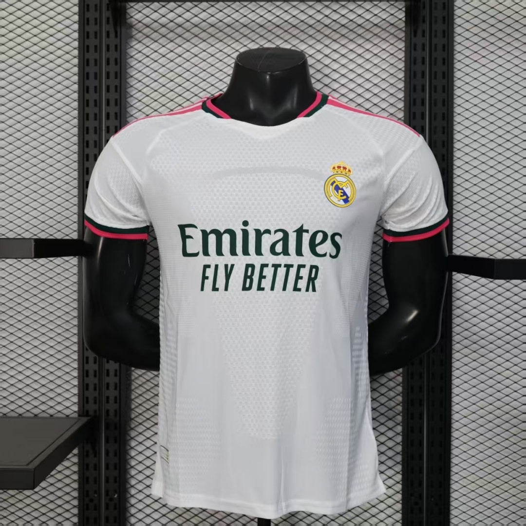 Maillot domicile Real Madrid 26/27 de Le 12 -ème Maillot, porté par un joueur, en blanc avec logo du club sur la poitrine.