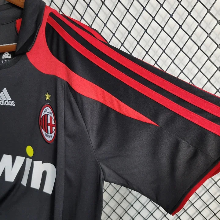 Maillot rétro AC Milan 2007-2008 Le 12-ème Maillot, maillot de football vintage en bleu et noir avec logo et détails traditionnels