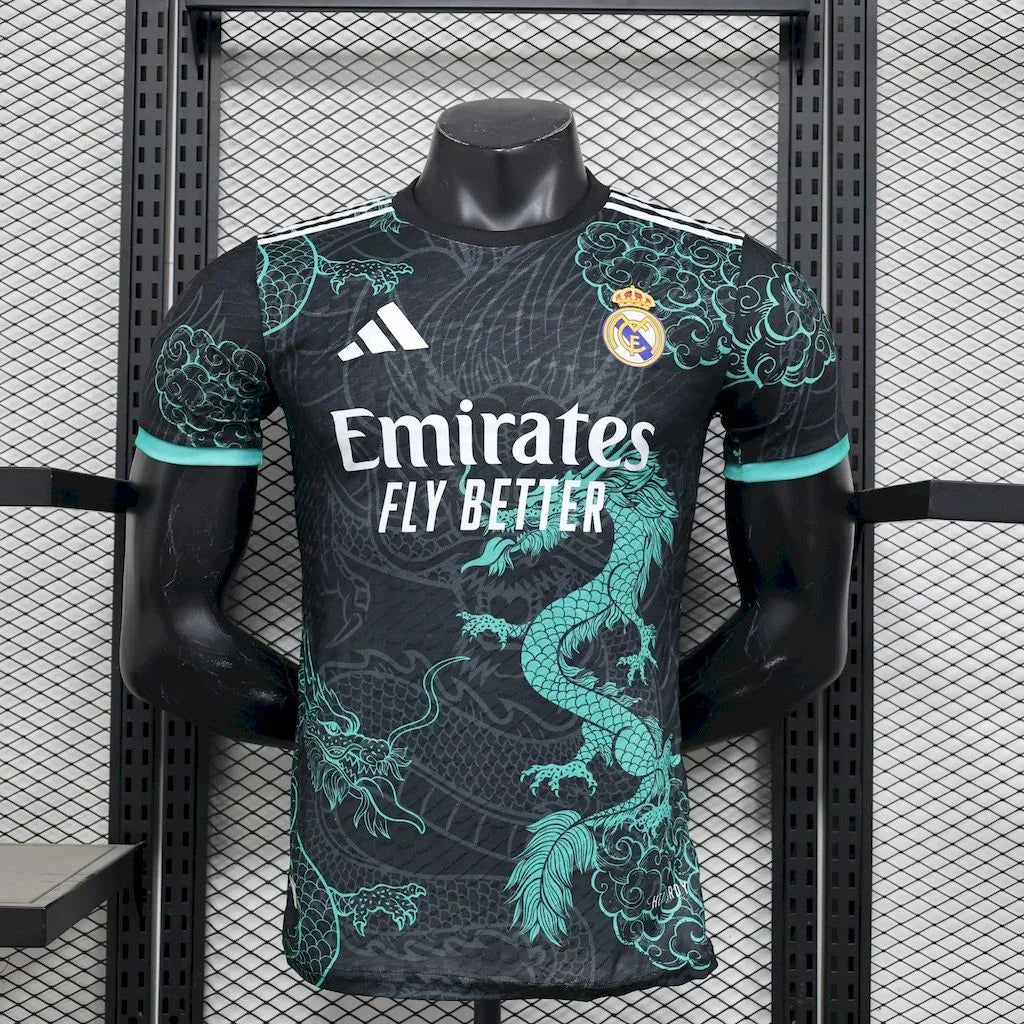 Maillot Real Madrid foot concept 2025 2026 Le 12 -ème Maillot, maillot de football avec logo et design moderne, vue frontale.